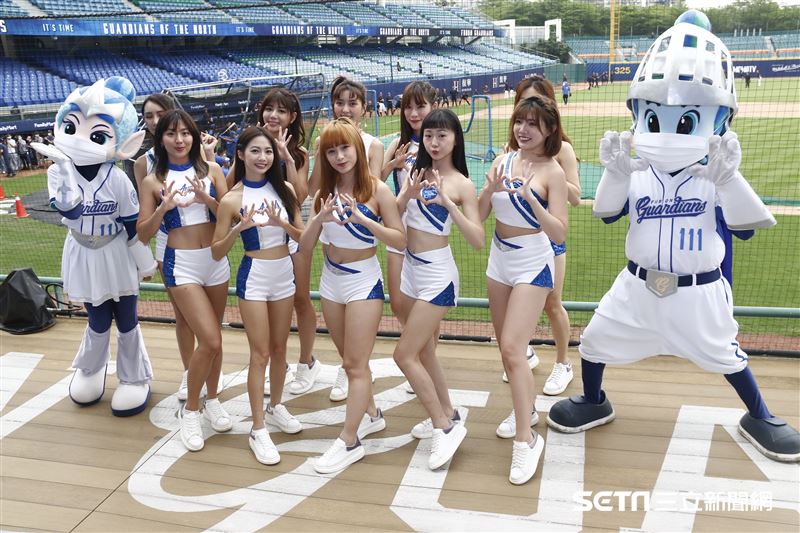 ▲中華職棒首場開放觀眾比賽，新莊球場富邦悍將啦啦隊法蘭奇。（圖／記者林聖凱攝影）