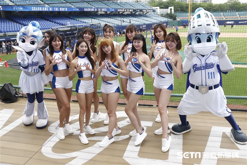 ▲中華職棒首場開放觀眾比賽，新莊球場富邦悍將啦啦隊法蘭奇。（圖／記者林聖凱攝影）