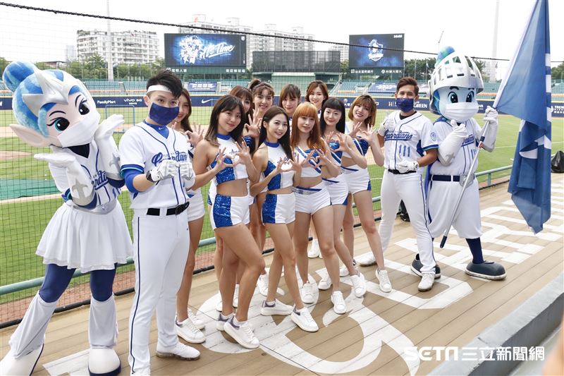 ▲中華職棒首場開放觀眾比賽，新莊球場富邦悍將啦啦隊法蘭奇。（圖／記者林聖凱攝影）