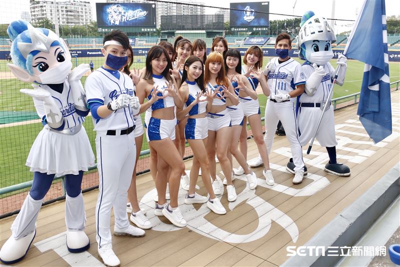 ▲中華職棒首場開放觀眾比賽，新莊球場富邦悍將啦啦隊法蘭奇。（圖／記者林聖凱攝影）