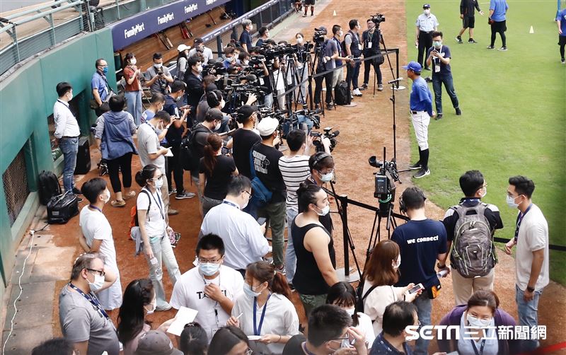 ▲中華職棒首場開放觀眾比賽，新莊球場富邦悍將啦啦隊法蘭奇。（圖／記者林聖凱攝影）