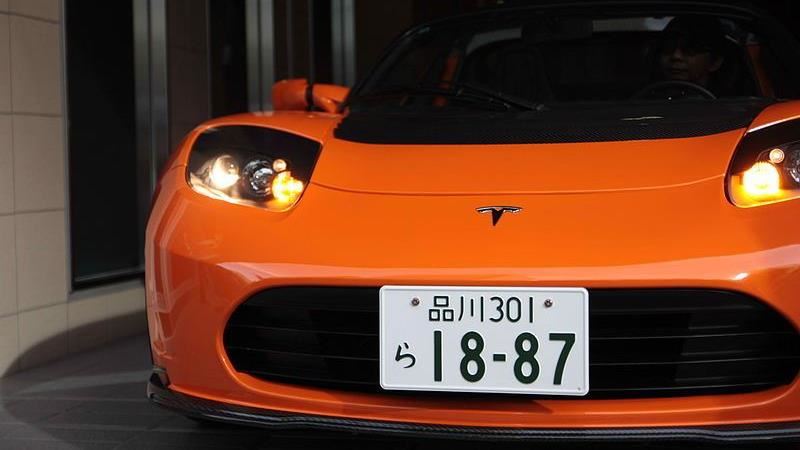 外縣車牌遭砸車　日本製貼紙佐證住處