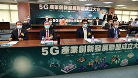 電電公會5G產業創新發展聯盟成立大會台灣區電機電子工業同業公會5G產業創新發展聯盟成立大會8日下午舉行，經濟部長沈榮津（前左2）、電電公會理事長李詩欽（前左1）、工研院副院長張培仁（前右1）與5G產業創新發展聯盟首任會長許介立（前右2）等人出席。中央社記者王飛華攝　109年5月8日