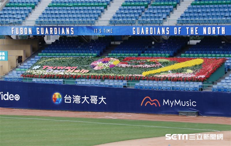 ▲中華職棒今年首度開放觀眾進場，新莊球場看台感謝防疫人員，一壘看台花海「TAIWAN can Help」。（圖／記者林聖凱攝影）