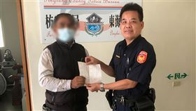 屏警藉粉絲頁拋磚引玉　滾動社會愛心（1）屏東枋寮警分局東海派出所成立粉絲專頁，經常張貼所長藍清輝（右）率員警幫助弱勢的事蹟，感動社會不少愛心人士捐款。（枋寮警分局提供）中央社記者郭芷瑄傳真　109年5月8日