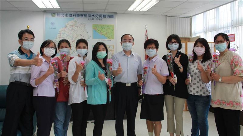 向媽媽警察致敬！警贈康乃馨與乾洗手