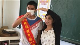 黃爾玲為子毅然辭職　報考國中特教助理員高雄市旗津國中學生廖紘緯（左）幾近全盲，媽媽黃爾玲（右）為子辭掉工作，報考旗津國中特教助理員，當起兒子的小老師。中央社記者陳朝福攝  109年5月8日