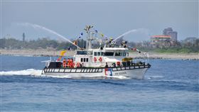 國造新型100噸巡防艇　東部海防後送生力軍海巡署國造新型100噸巡防艇8日進駐台東富岡港，未來將投入東部海域巡緝與防疫、離島病患後送和救難工作，全面提升台東海域巡防能量及任務執行效能。中央社記者盧太城台東攝　109年5月8日