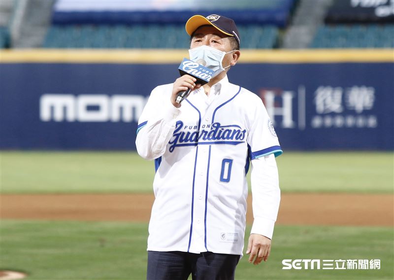 衛福部長陳時中穿著0號球衣。（圖／記者林聖凱攝影）