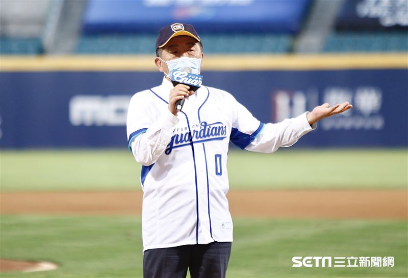 衛福部長陳時中穿著0號球衣。（圖／記者林聖凱攝影）