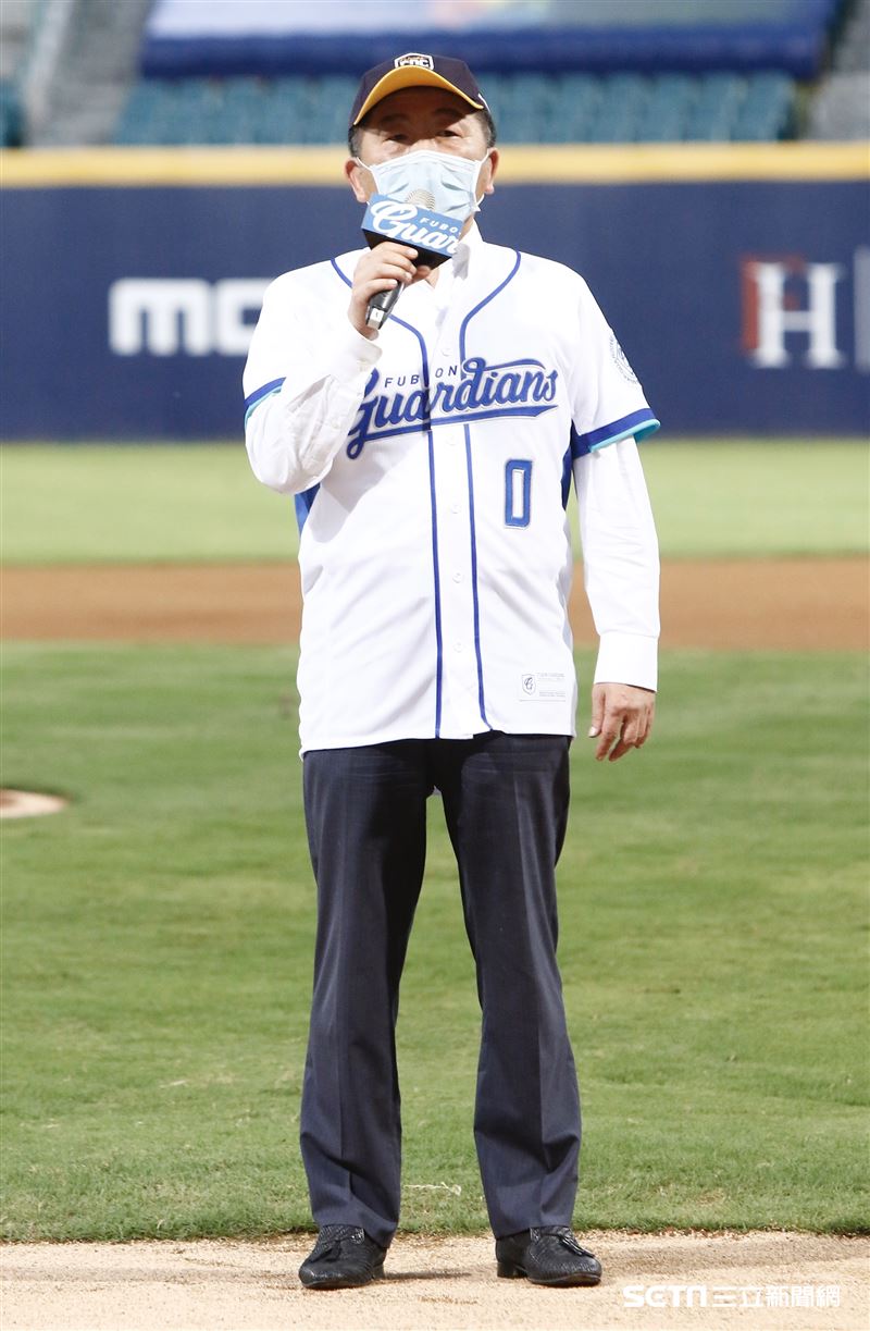 衛福部長陳時中穿著0號球衣。（圖／記者林聖凱攝影）