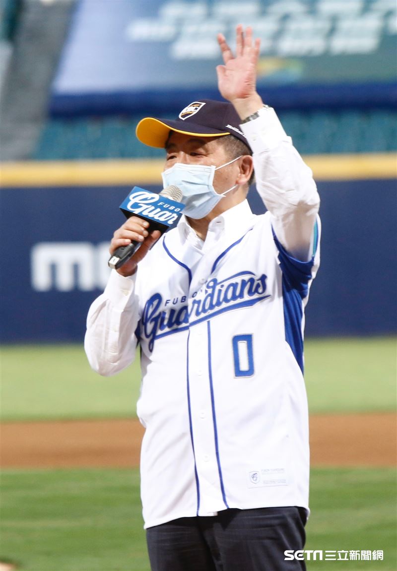 衛福部長陳時中穿著0號球衣。（圖／記者林聖凱攝影）