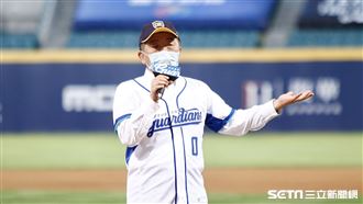 球迷大喊謝謝部長！陳時中球衣有玄機