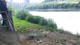 台北市南湖大橋堤外便道河岸邊發現1具男性浮屍。（圖／讀者提供）