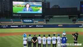 蔡英文總統透過大螢幕祝福職棒，並感謝醫護人員，國軍化學兵領唱國歌。（圖／記者林聖凱攝影）