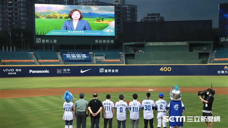 蔡英文總統透過大螢幕祝福職棒，並感謝醫護人員，國軍化學兵領唱國歌。（圖／記者林聖凱攝影）