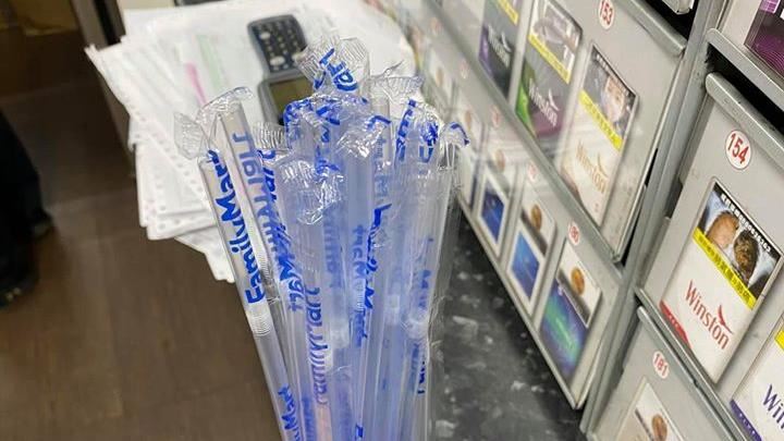 抓一把吸管被店員阻止　翁拍照嗆客訴