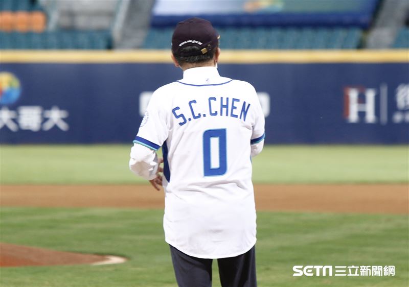 衛福部長陳時中穿著0號球衣。（圖／記者林聖凱攝影）