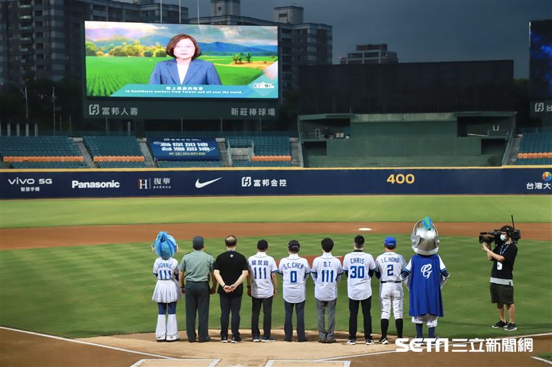 ▲中華職棒開放觀眾首戰新莊球場衛福部長陳時中富邦悍將領隊蔡承儒。（圖／記者林聖凱攝影）