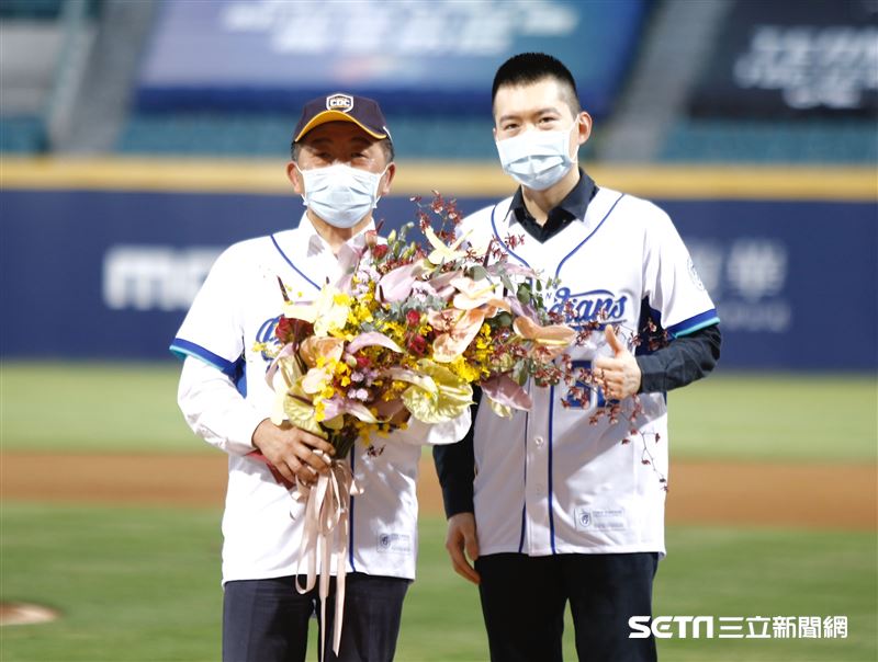 ▲中華職棒開放觀眾首戰新莊球場衛福部長陳時中富邦悍將領隊蔡承儒。（圖／記者林聖凱攝影）