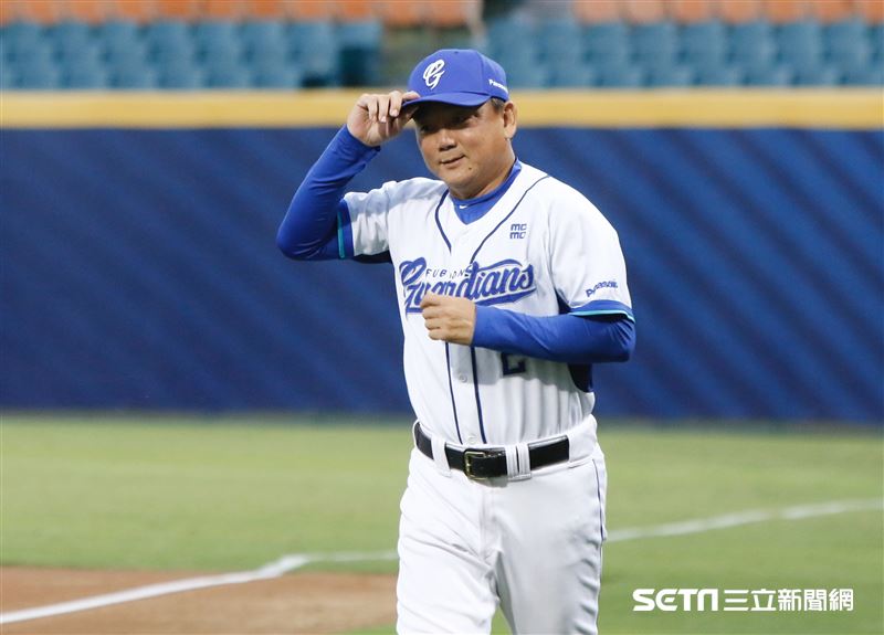 ▲中華職棒開放觀眾首戰新莊球場新北市長侯友宜吳志揚富邦悍將球迷。（圖／記者林聖凱攝影）