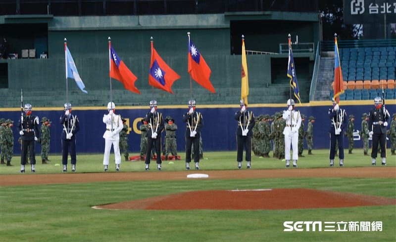 ▲中華職棒開放觀眾首戰新莊球場新北市長侯友宜吳志揚富邦悍將球迷。（圖／記者林聖凱攝影）