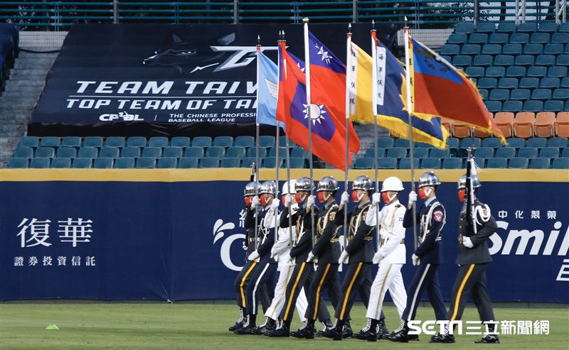 ▲中華職棒開放觀眾首戰新莊球場新北市長侯友宜吳志揚富邦悍將球迷。（圖／記者林聖凱攝影）