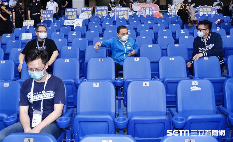 ▲新北市長侯友宜對新莊球場的「梅花座」配置非常滿意。（圖／記者林聖凱攝影）