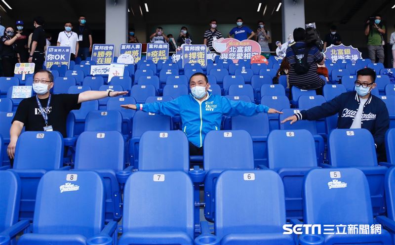 ▲新北市長侯友宜確認新莊球場的「梅花座」是否符合社交距離。（圖／記者林聖凱攝影）