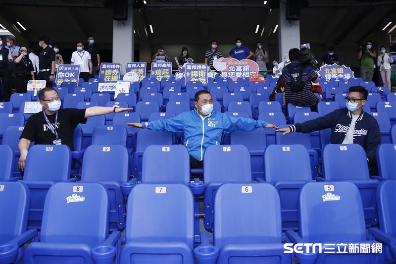 ▲中華職棒開放觀眾首戰新莊球場新北市長侯友宜吳志揚富邦悍將球迷。（圖／記者林聖凱攝影）