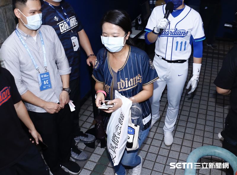 ▲中華職棒開放觀眾首戰新莊球場新北市長侯友宜吳志揚富邦悍將球迷。（圖／記者林聖凱攝影）