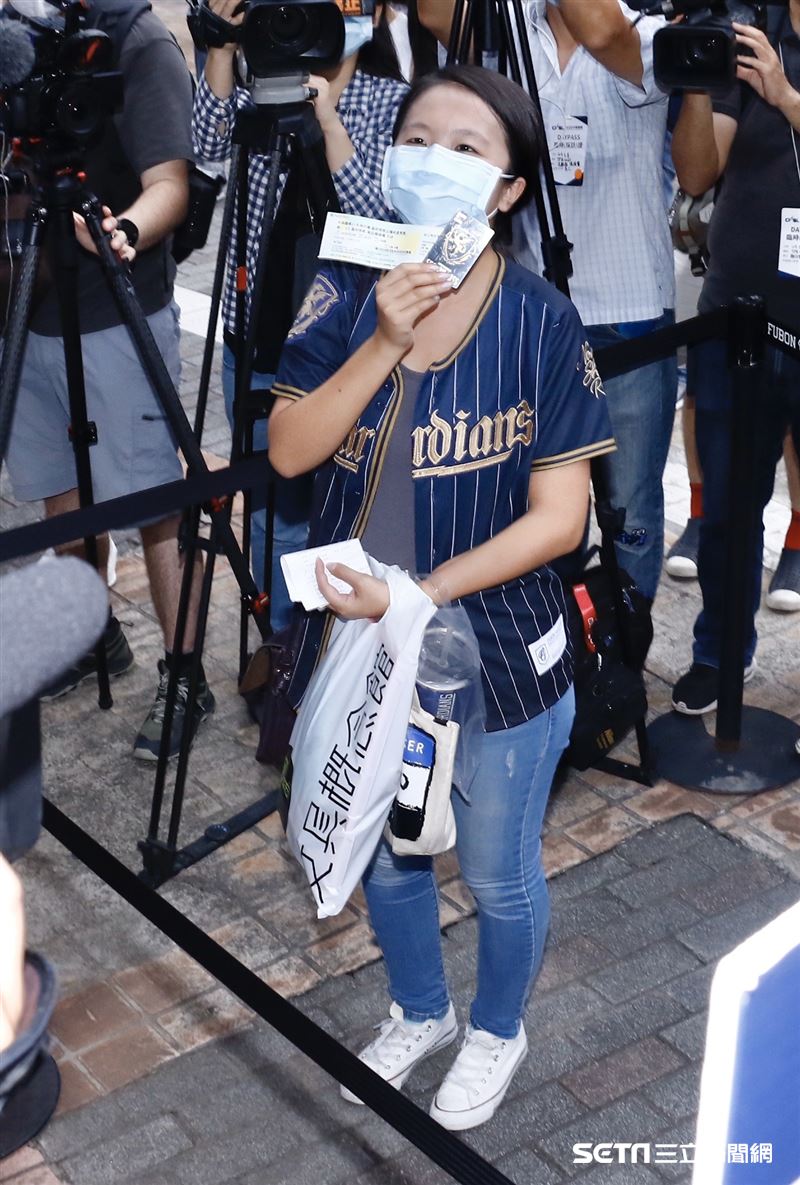 ▲中華職棒開放觀眾首戰新莊球場新北市長侯友宜吳志揚富邦悍將球迷。（圖／記者林聖凱攝影）