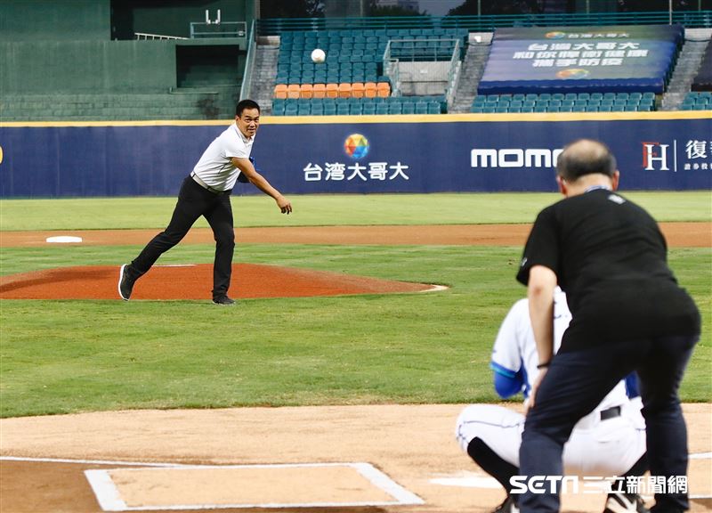▲中華職棒開放觀眾首戰，陳金鋒受邀開球洪一中蹲捕。（圖／記者林聖凱攝影）