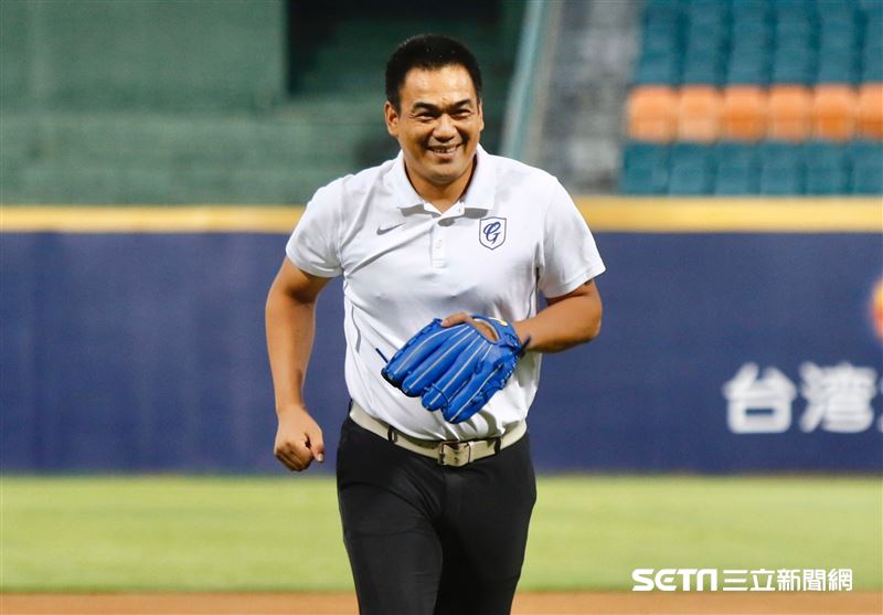 ▲中華職棒開放觀眾首戰，陳金鋒受邀開球。（圖／記者林聖凱攝影）