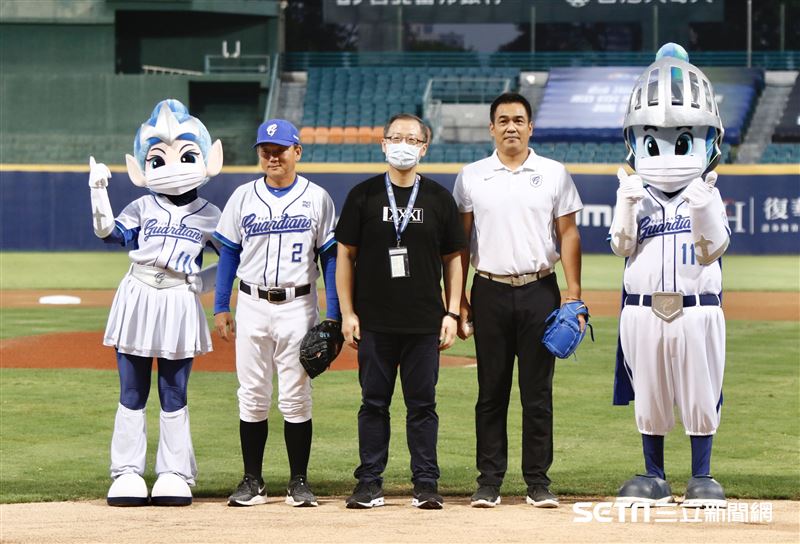 ▲中華職棒開放觀眾首戰陳金鋒開球、富邦悍將總教練洪一中擔任捕手、中職會長吳志揚擔任主審。（圖／記者林聖凱攝影）