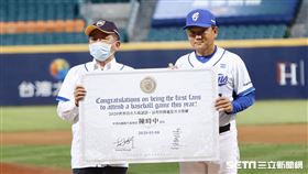 ▲中華職棒開放觀眾首戰新莊球場衛福部長陳時中富邦悍將領隊蔡承儒。（圖／記者林聖凱攝影）