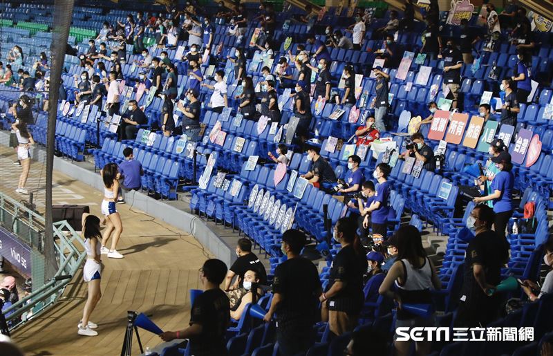 新莊棒球場首場開門比賽，球迷梅花座熱情加油。（圖／記者林聖凱攝影）