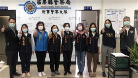 微電影宣導反家暴　苗縣女議員入鏡相挺苗栗縣警察局婦幼隊推出反家暴宣導微電影「別讓愛成為傷害」，縣內14名女性議員相挺入鏡，呼籲受暴婦女勇敢求救，不要隱忍。（苗栗縣警察局提供）中央社記者管瑞平傳真　109年5月8日