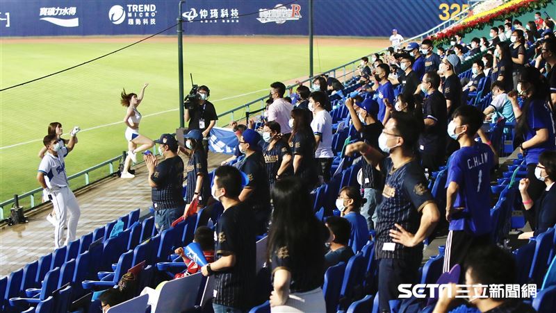 ▲富邦悍將開放1000位球迷進場。（圖／記者林聖凱攝影）