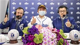 ▲衛服部長陳時中上富邦悍將英文轉播，左、右為偉恩、王雲慶。（圖／富邦悍將球團提供）