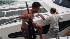 和平島游到基隆嶼　男用盡體力一名30多歲陳姓男子（前）8日在基隆和平島岸際游泳時異想天開，竟花3小時游到基隆嶼，他上岸時已體力不支，後續由基隆嶼安檢所協助安排他搭乘民間船艇返回碧砂漁港。（讀者提供）中央社記者沈如峰基隆傳真　109年5月8日