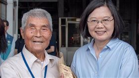 崑濱伯91歲高齡臥床…蔡英文親探望（示意圖／翻攝蔡英文臉書）