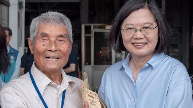 崑濱伯91歲高齡臥床…蔡英文親探望