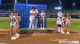 陳仕朋賽後MVP，簽名球用抽獎方式送出。（圖／記者王怡翔攝影）