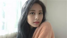 周子瑜成為TWICE首位推出個人寫真書成員。（圖／翻攝自YouTube）