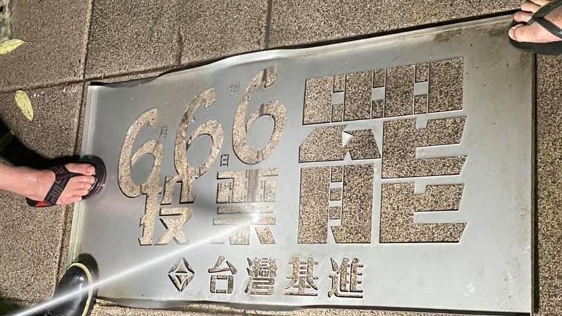 韓國瑜狂拆看板…罷韓團體玩出新花樣
