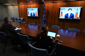 行政院副院長陳其邁8日晚間與美國衛生部副部長艾瑞克·哈根（Eric Hargan）進行視訊會議。（圖／翻攝Eric Hargan推特）