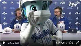 ▲富邦悍將吉祥物富藍奇亂入英語轉播室。（圖／翻攝自富邦悍將推特）