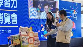 唐鳳出席全台首學課程博覽會行政院政務委員唐鳳（左）9日出席在台南一中登場的全台首學課程博覽會，台南市長黃偉哲（右）送出台南好麵，教育部長潘文忠也透過網路視訊參與。中央社記者張榮祥台南攝　109年5月9日