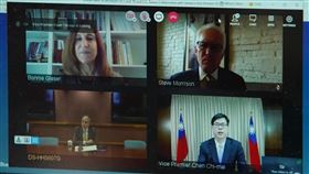 行政院副院長陳其邁8日晚間與美國衛生部副部長艾瑞克·哈根（Eric Hargan）進行視訊會議。（圖／翻攝陳其邁臉書）